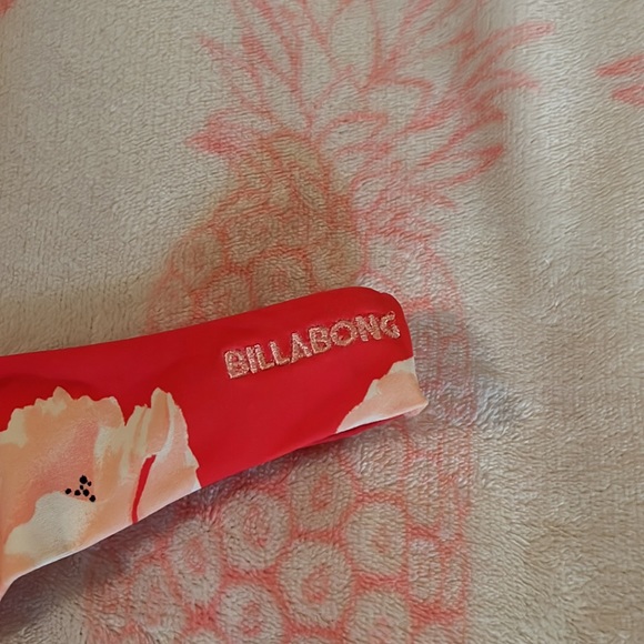 Billabong, skimpy bikini bottom, size medium - Picture 3 of 3